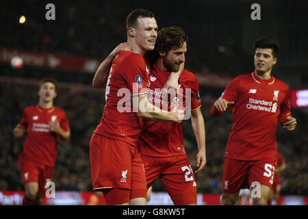 Liverpools Joe Allen (Mitte rechts) feiert das erste Tor seiner Spielmannschaft während des Emirates FA Cup, der dritten Runde in Anfield, Liverpool. DRÜCKEN Sie VERBANDSFOTO. Bilddatum: Mittwoch, 20. Januar 2016. Siehe PA Geschichte FUSSBALL Liverpool. Bildnachweis sollte lauten: Peter Byrne/PA Wire. Stockfoto