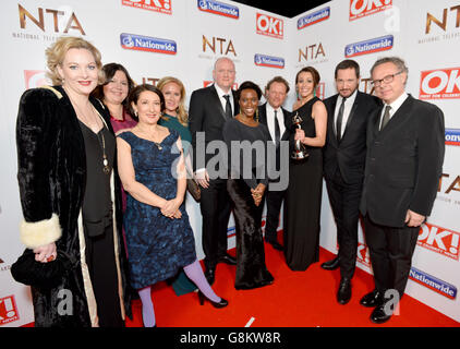 Suranne Jones, Bertie Carvel und die Besetzung von Doctor Foster mit der Auszeichnung für das beste neue Drama im Backstage-Film bei den National Television Awards 2016 in der O2 Arena, London. DRÜCKEN Sie VERBANDSFOTO. Bilddatum: Mittwoch, 20. Januar 2016. Bildnachweis sollte lauten: Matt Crossick/PA Wire. Stockfoto