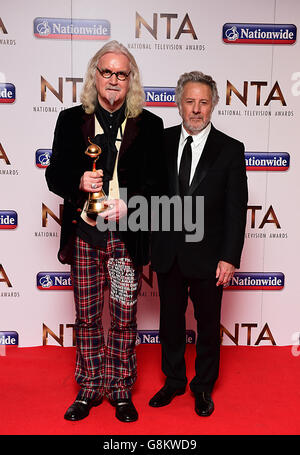 Dustin Hoffman überreicht Billy Connolly den Special Recognition Award im Presseraum der National Television Awards 2016 in der O2 Arena in London. DRÜCKEN SIE VERBANDSFOTO. Bilddatum: Mittwoch, 20. Januar 2016. Das Foto sollte lauten: Ian West/PA Wire Stockfoto