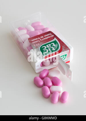 Ferrero Tic Tac Bonbons.  Erdbeere Fusion Geschmack und kanadischen Verpackung abgebildet. Stockfoto