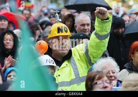 Protestierende der Right2Water-Bewegung gegen Wassersteuern und Sparmaßnahmen versammeln sich in Dublin, als Tausende von Anti-Wasser-Aktivisten an einer Reihe von landesweiten Protesten teilgenommen haben. Stockfoto