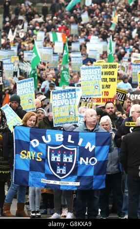 Protestierende der Right2Water-Bewegung gegen Wassersteuern und Sparmaßnahmen versammeln sich in Dublin, als Tausende von Anti-Wasser-Aktivisten an einer Reihe von landesweiten Protesten teilgenommen haben. Stockfoto