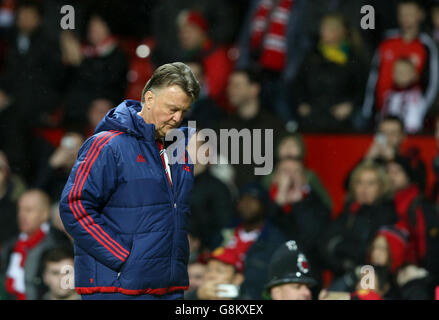 Manchester United Manager Louis van Gaal verlässt das Feld nach dem Spiel in der Barclays Premier League in Old Trafford, Manchester, als Fanboo aus der Tribüne. Stockfoto