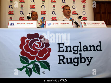 England Pressekonferenz - Pennyhill Park. New England Kapitän Dylan Hartley mit Cheftrainer Eddie Jones (links) während einer Pressekonferenz im Pennyhill Park, Bagshot. Stockfoto