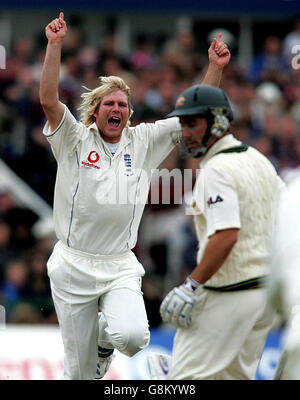 Matthew Hoggard (L), der englische Fast Bowler, feiert das Wicket des australischen Justin langer (R). Stockfoto