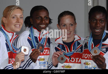 Das Great Britain's Womens 4x400m Relay Team, von links Lee McConnell, Donna Fraser, Nicola Saunders und Christine Ohuruogu mit den Bronzemedaillen, die sie gewonnen haben. Stockfoto