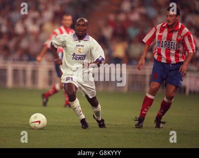 Ze Roberto von Real Madrid (links) entfernt sich von Juan Vizcaino, Atletico Madrid (rechts) Stockfoto