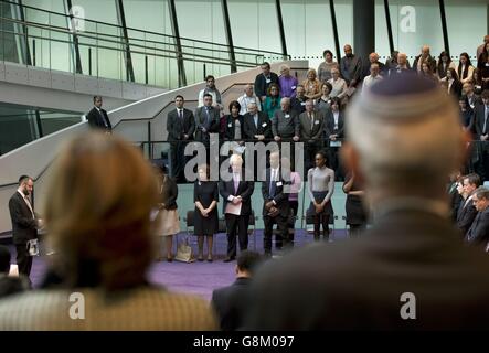 (Von links nach rechts) die Holocaust-Überlebende Hannah Lewis, der Bürgermeister von London, Boris Johnson, und der ruandische Genozid-Überlebende Jean Baptiste während einer Holocaust-Gedenkfeier im Saal des City Hall, London. Stockfoto