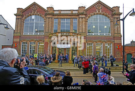 Nach seinem Besuch in der Burslem School of Art in Stoke-on-Trent jubeln und winken Kinder Fahnen für den Prinz von Wales, Patron und Gründer des Prince's Regeneration Trust. Stockfoto