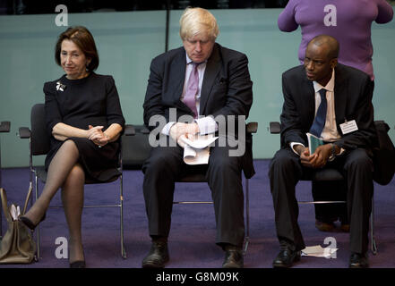 (Von links nach rechts) die Holocaust-Überlebende Hannah Lewis, der Bürgermeister von London, Boris Johnson, und der ruandische Genozid-Überlebende Jean Baptiste während einer Holocaust-Gedenkfeier im Saal des City Hall, London. Stockfoto