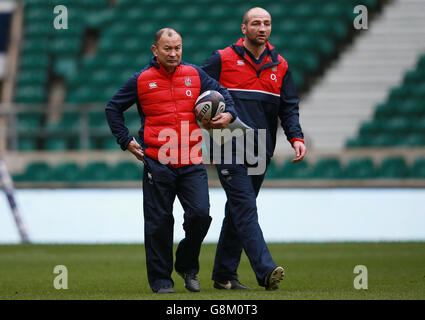 England-Cheftrainer Eddie Jones (links) mit Steve Borthwick während einer Trainingseinheit im Twickenham Stadium, London. Stockfoto