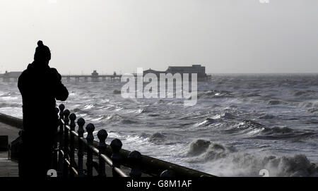 Die Wellen stürzen über die Meeresmauer in Blackpool, als Storm Gertrude das Land mit Winden von mehr als 90 km/h fegen, Tausende von Häusern ohne Strom, Gebäude beschädigt und Transport gestört. Stockfoto