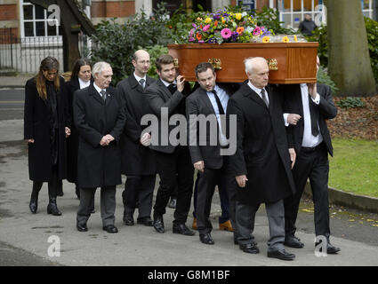 Der Sarg von DJ Ed 'Stewpot' Stewart wird getragen, während die Beerdigung des ehemaligen Discjockeys und Fernsehmoderators in der St. Peter's Church in Bournemouth stattfindet. Stockfoto