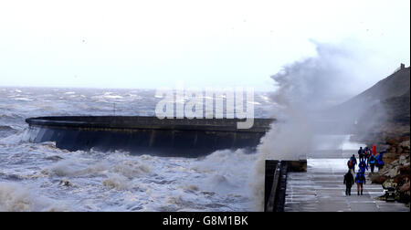 Die Wellen stürzen über die Meeresmauer in Blackpool, als Storm Gertrude das Land mit Winden von mehr als 90 km/h fegen, Tausende von Häusern ohne Strom, Gebäude beschädigt und Transport gestört. Stockfoto