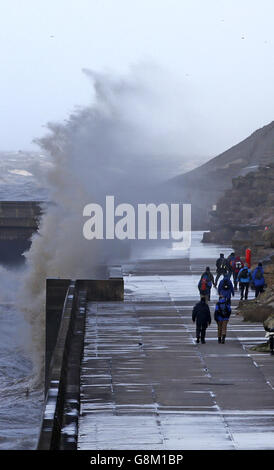 Die Wellen stürzen über die Meeresmauer in Blackpool, als Storm Gertrude das Land mit Winden von mehr als 90 km/h fegen, Tausende von Häusern ohne Strom, Gebäude beschädigt und Transport gestört. Stockfoto