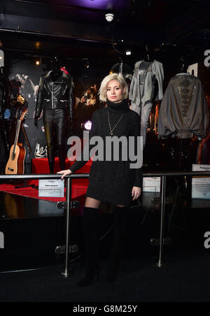 Nina Nesbitt nimmt an der Eröffnung der Hard Rock Couture-Ausstellung in Ripley's Believe IT or Not in London Teil, Nina hat der Ausstellung, die zum 45. Geburtstag des Hard Rock Cafés nach London kommt, eine Lederjacke gespendet. Stockfoto