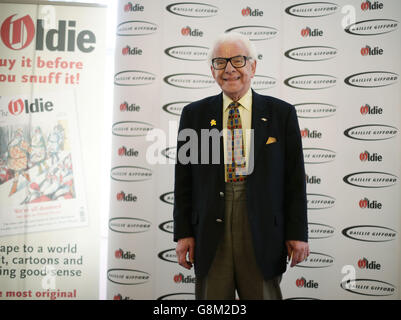 Barry Cryer kommt zu den Oldie of the Year Awards in Simpsons-in-the-Strand, London. Stockfoto