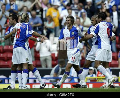 Fußball - FA Barclays Premiership - Blackburn Rovers gegen Fulham - Ewood Park. Morten Gamst Pedersen (C) von Blackburn Rovers wird von Teamkollegen nach dem Tor zum Eröffnungstreffer gegen Fulham gratuliert. Stockfoto