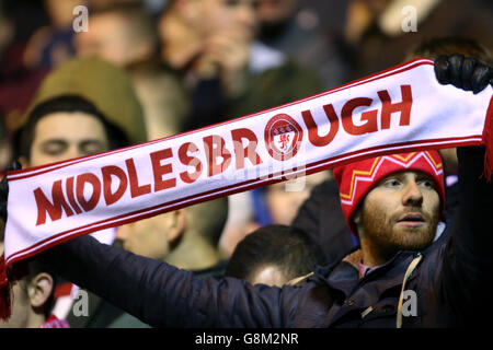 Middlesbrough gegen Queens Park Rangers - Sky Bet Championship - Riverside Stadium. Ein junger Middlesbrough-Anhänger hält einen Schlägerschal auf der Tribüne hoch Stockfoto