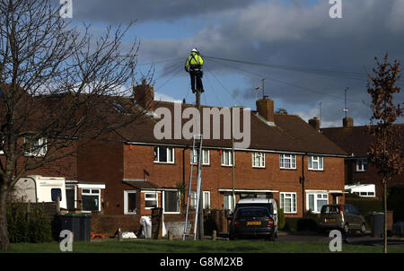 Ein BT OpenReach Ingenieur arbeitet an Telefonleitungen in Havant, Hampshire als BT Breitband-und Festnetzleitungen sind unten in ganz Großbritannien, das Unternehmen hat gesagt. Stockfoto