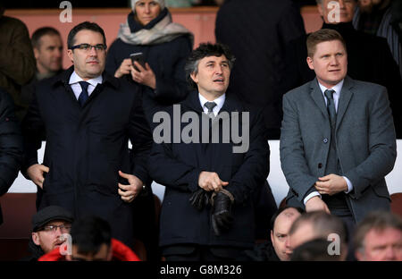 Nottingham Forest / Watford - Emirates FA Cup - vierte Runde - City Ground. Scott Duxbury (links), Watford-Miteigentümer Gino Pozzo (Mitte) Stockfoto