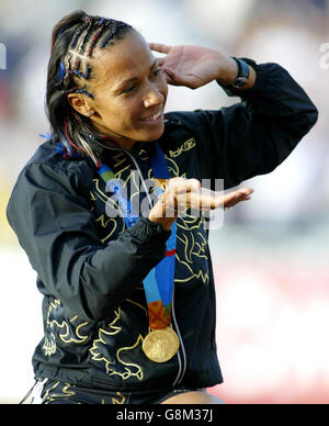 Norwich Union British Grand Prix - Don Valley Stadium. Dame Kelly Holmes winkt der Menge während ihrer Ehrenrunde zu. Stockfoto