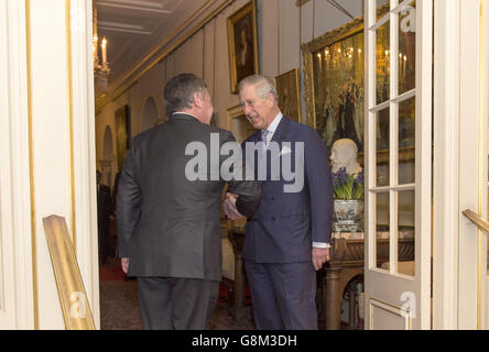Der Prinz von Wales begrüßt König Abdullah II. Von Jordanien im Clarence House, London. Stockfoto