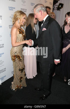 Kylie Minogue und der Prinz von Wales nehmen an einem Pre-Dinner-Empfang für das Prince's Trust Invest in Futures Galadinner im Old Billingsgate in London Teil. Stockfoto