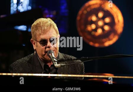 Sir Elton John spielt während der Dreharbeiten zur Graham Norton Show in den London Studios, South London, die am Freitagabend auf BBC One ausgestrahlt werden. Stockfoto