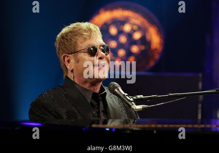 Sir Elton John spielt während der Dreharbeiten zur Graham Norton Show in den London Studios, South London, die am Freitagabend auf BBC One ausgestrahlt werden. Stockfoto