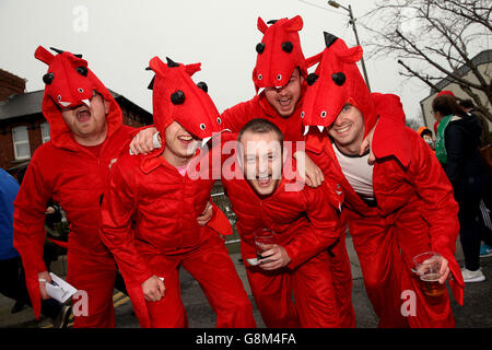 Fans von Wales vor dem RBS Six Nations-Spiel 2016 im Aviva Stadium, Dublin. Stockfoto