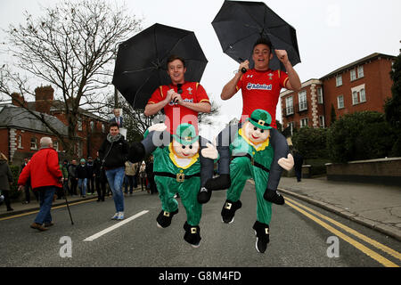 Fans von Wales vor dem RBS Six Nations-Spiel 2016 im Aviva Stadium, Dublin. Stockfoto