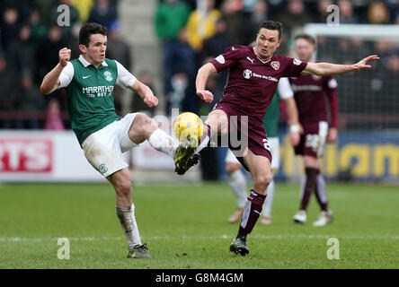 John McGinn von Hibernian wird von Don Cowie von Hearts während des William Hill Scottish Cup, dem fünften Spiel der Runde im Tynecastle Stadium, Edinburgh, angegangen. Stockfoto