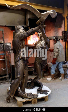 Unschuldige Opfer - eine Bronzestatue von Diana, Prinzessin von Wales und Dodi Al Fayed steht in der bronzezeitlichen Gießerei im Osten Londons, Mittwoch, 24. August 2005. Im Auftrag von Dodis Vater, Harrods' Besitzer Mohamed Al Fayed, soll die Skulptur des Familienfreundes Bill Mitchell im berühmten Kaufhaus Knighstbridge errichtet werden. Achten Sie auf die Geschichte der Königlichen Statue in PA. DRÜCKEN SIE VERBANDSFOTO. Bildnachweis sollte lauten: Chris Young/PA Stockfoto