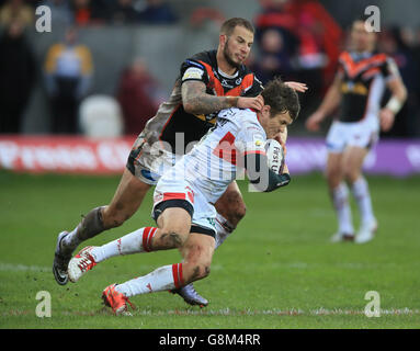 Ben Cockayne von Hull wird von Ben Crooks von Castleford Tigers während des ersten Spiels der Utility Super League im KC LightStream Stadium, Hull, angegangen. Stockfoto