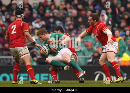 Irland - Wales - 2016 RBS Six Nations - Aviva Stadium. Der irische Andrew Trimble (Mitte links) wird beim RBS Six Nations-Spiel 2016 im Aviva Stadium, Dublin, gegen die Taulupe Faletau von Wales angegangen. Stockfoto