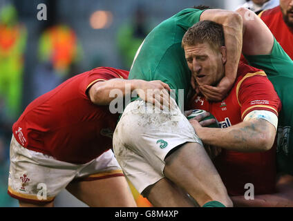 Bradley Davies (rechts) von Wales wird vom irischen Jonathan Sexton (Mitte) während des RBS Six Nations-Spiels 2016 im Aviva Stadium, Dublin, angegangen. Stockfoto