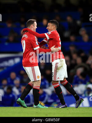 Jesse Lingard von Manchester United feiert mit Wayne Rooney (links) das erste Tor seines Spielers während des Spiels der Barclays Premier League in Stamford Bridge, London. Stockfoto