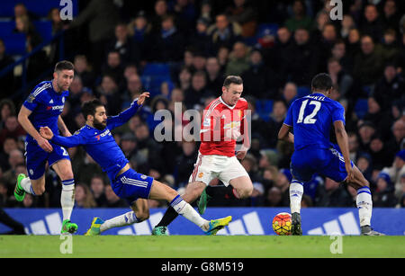 Chelseas Cesc Fabregas (zweite links) und Wayne Rooney von Manchester United kämpfen während des Spiels der Barclays Premier League in Stamford Bridge, London, um den Ball. Stockfoto