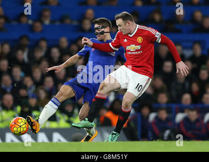 Chelsea Cesar Azpilicueta (links) und Manchester United Wayne Rooney kämpfen während des Barclays Premier League-Spiels in Stamford Bridge, London, um den Ball. DRÜCKEN Sie VERBANDSFOTO. Bilddatum: Sonntag, 7. Februar 2016. Siehe PA Geschichte FUSSBALL Chelsea. Bildnachweis sollte lauten: Adam Davy/PA Wire. Stockfoto