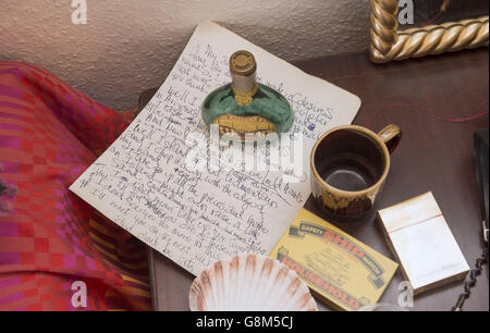 Liedtexte zu Voodoo Chile wurden im Schlafzimmer von Jimi Hendrix während der Pressevorschau des neuen Kulturerbes zu Ehren von Jimi Hendrix in der Wohnung, in der er zwischen 1968 und 1969 in der Brook Street in London wohnte, ausgestellt. Stockfoto