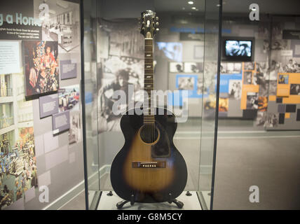 Eine Akustikgitarre, die im Jimi Hendrix Museum während der Presseinterpremiere des neuen Kulturerbes zu sehen ist, das Jimi Hendrix in seiner Wohnung zwischen 1968 und 1969 in der Brook Street in London feiert. Stockfoto