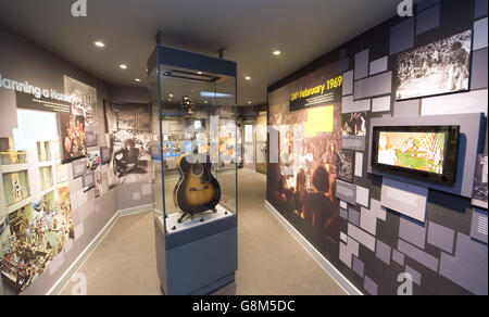 Eine Akustikgitarre, die im Jimi Hendrix Museum während der Presseinterpremiere des neuen Kulturerbes zu sehen ist, das Jimi Hendrix in seiner Wohnung zwischen 1968 und 1969 in der Brook Street in London feiert. Stockfoto