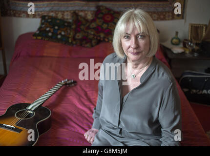 Jimi Hendrix' ehemalige Freundin Kathy Etchingham posiert auf dem Bett des Musikers während der Pressevorschau des neuen Kulturerbes, das Jimi Hendrix in seiner Wohnung zwischen 1968 und 1969 in der Brook Street in London feiert. Stockfoto