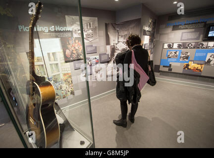 Besucher sehen das Jimi Hendrix Museum während der Presseinterpremiere des neuen Kulturerbes zu Ehren von Jimi Hendrix in der Wohnung, in der er zwischen 1968 und 1969 in der Brook Street in London wohnte. Stockfoto