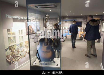 Besucher sehen das Jimi Hendrix Museum während der Presseinterpremiere des neuen Kulturerbes zu Ehren von Jimi Hendrix in der Wohnung, in der er zwischen 1968 und 1969 in der Brook Street in London wohnte. Stockfoto