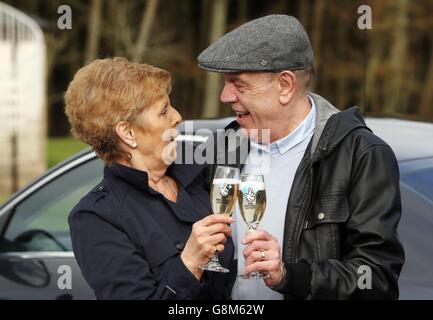 Der Gewinner der EuroMillions-Verlosung Arthur Howard und seine Frau Emma feiern ihren 1-Millionen-Sieg bei einer Fotowand im MacDonald Crutherland House in East Kilbride, Schottland. Stockfoto