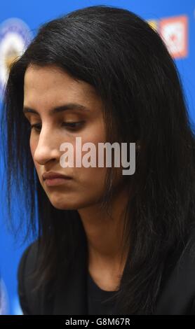 Lilas Javeed, Tochter von Akhtar Javeed, während einer Polizeipressekonferenz, um Informationen über den Mord an ihrem Vater in der Digbeth-Gegend von Birmingham zu fordern. Stockfoto