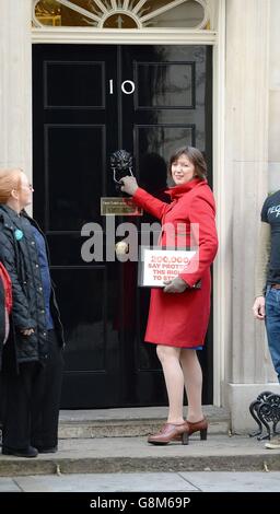 Die Generalsekretärin der TUC Frances O'Grady übergibt eine Petition an die Downing Street Nr. 10 im Zentrum von London, die 200,000 Unterschriften hat, und fordert die Regierung auf, ihr neues Gewerkschaftsgesetz zu überdenken. Stockfoto