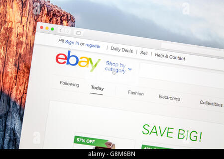 EBay-Website unter einem Vergrößerungsglas-eBay ist ein amerikanisches multinationales Unternehmen und e-Commerce-Unternehmen Stockfoto